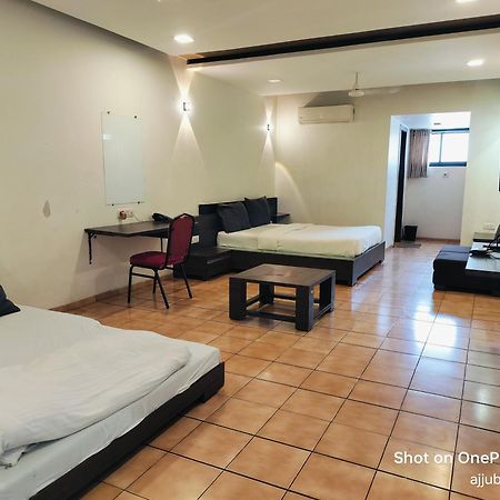 Hotel Sun N Step Club Αχμπανταμπάντ Εξωτερικό φωτογραφία