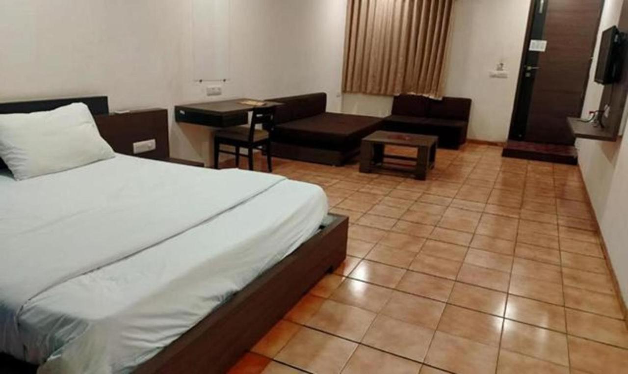 Hotel Sun N Step Club Αχμπανταμπάντ Εξωτερικό φωτογραφία