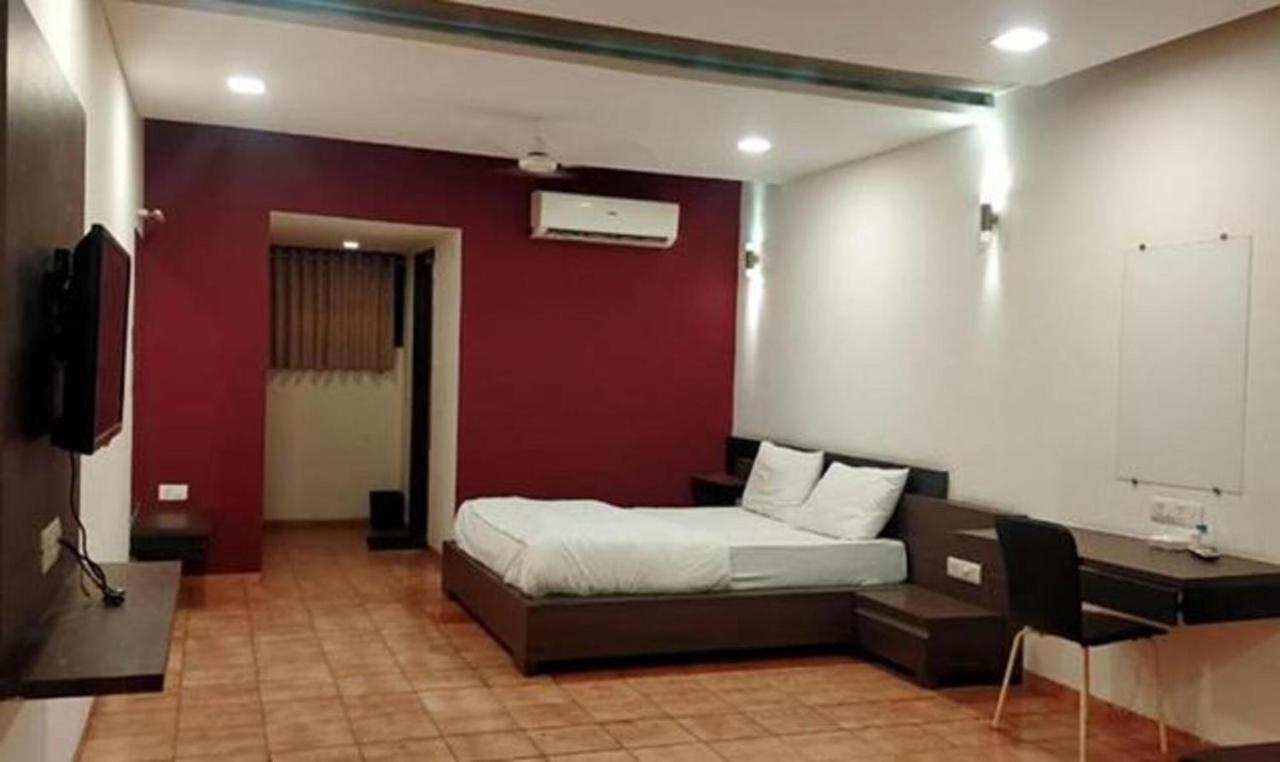 Hotel Sun N Step Club Αχμπανταμπάντ Εξωτερικό φωτογραφία
