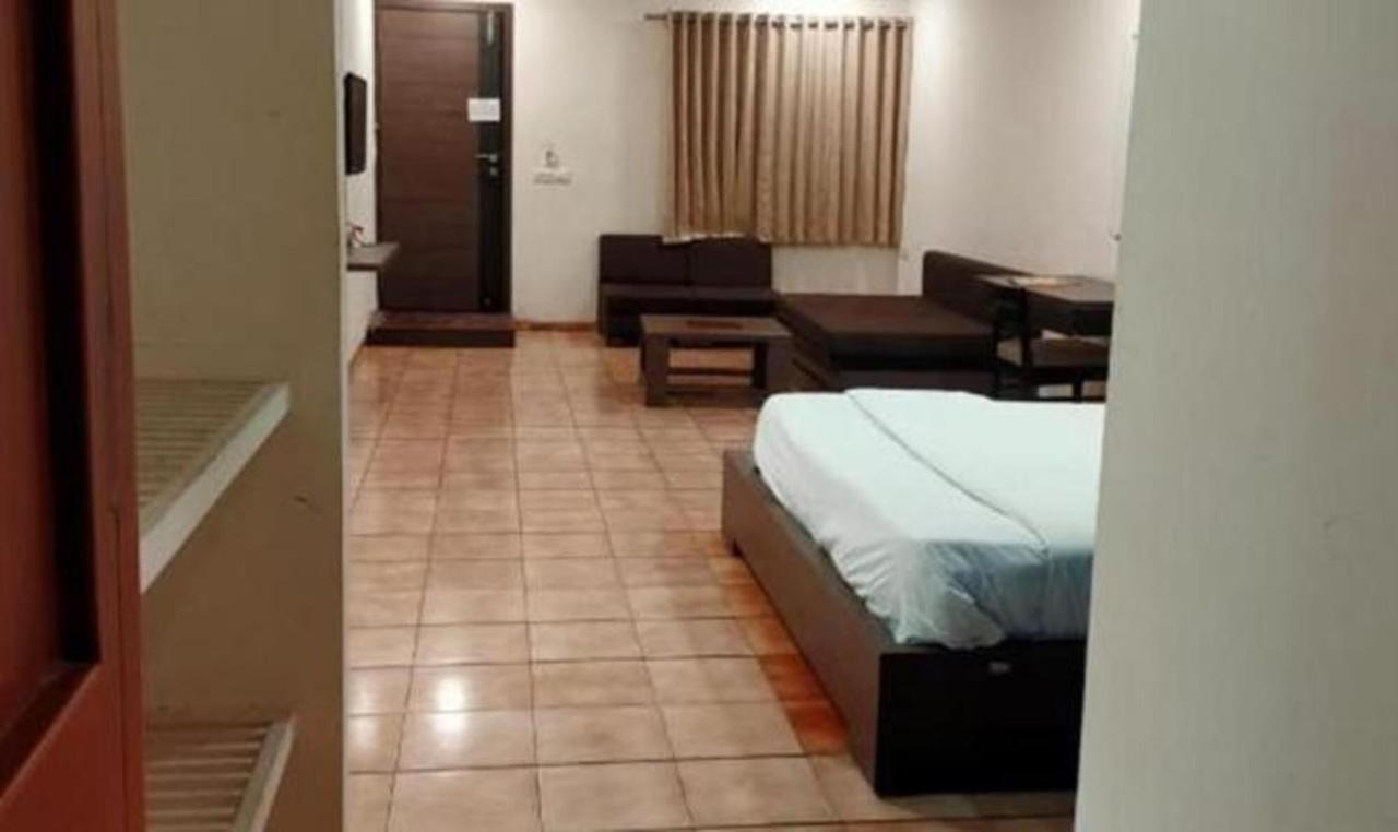 Hotel Sun N Step Club Αχμπανταμπάντ Εξωτερικό φωτογραφία