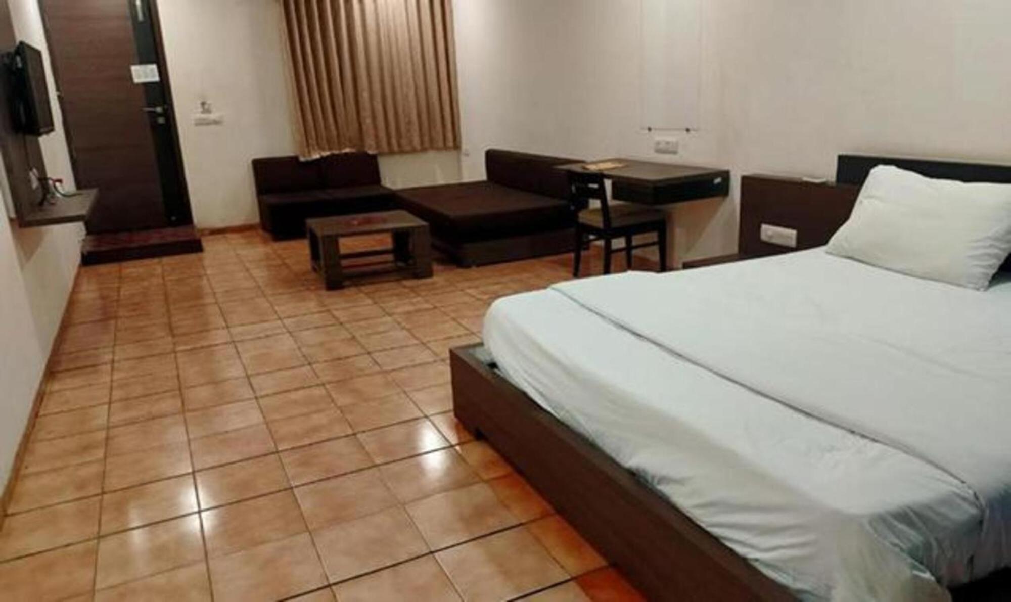 Hotel Sun N Step Club Αχμπανταμπάντ Εξωτερικό φωτογραφία