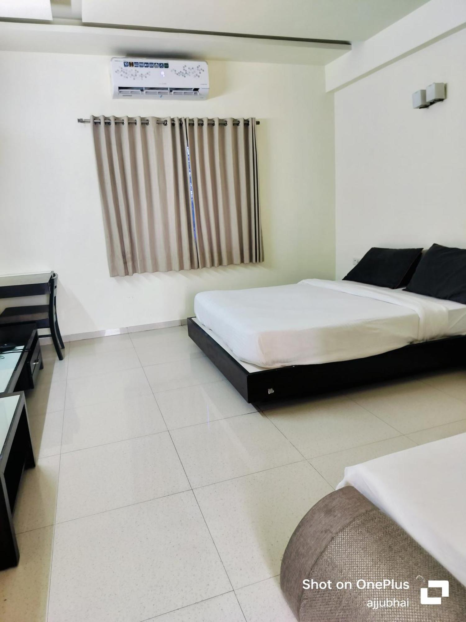 Hotel Sun N Step Club Αχμπανταμπάντ Εξωτερικό φωτογραφία