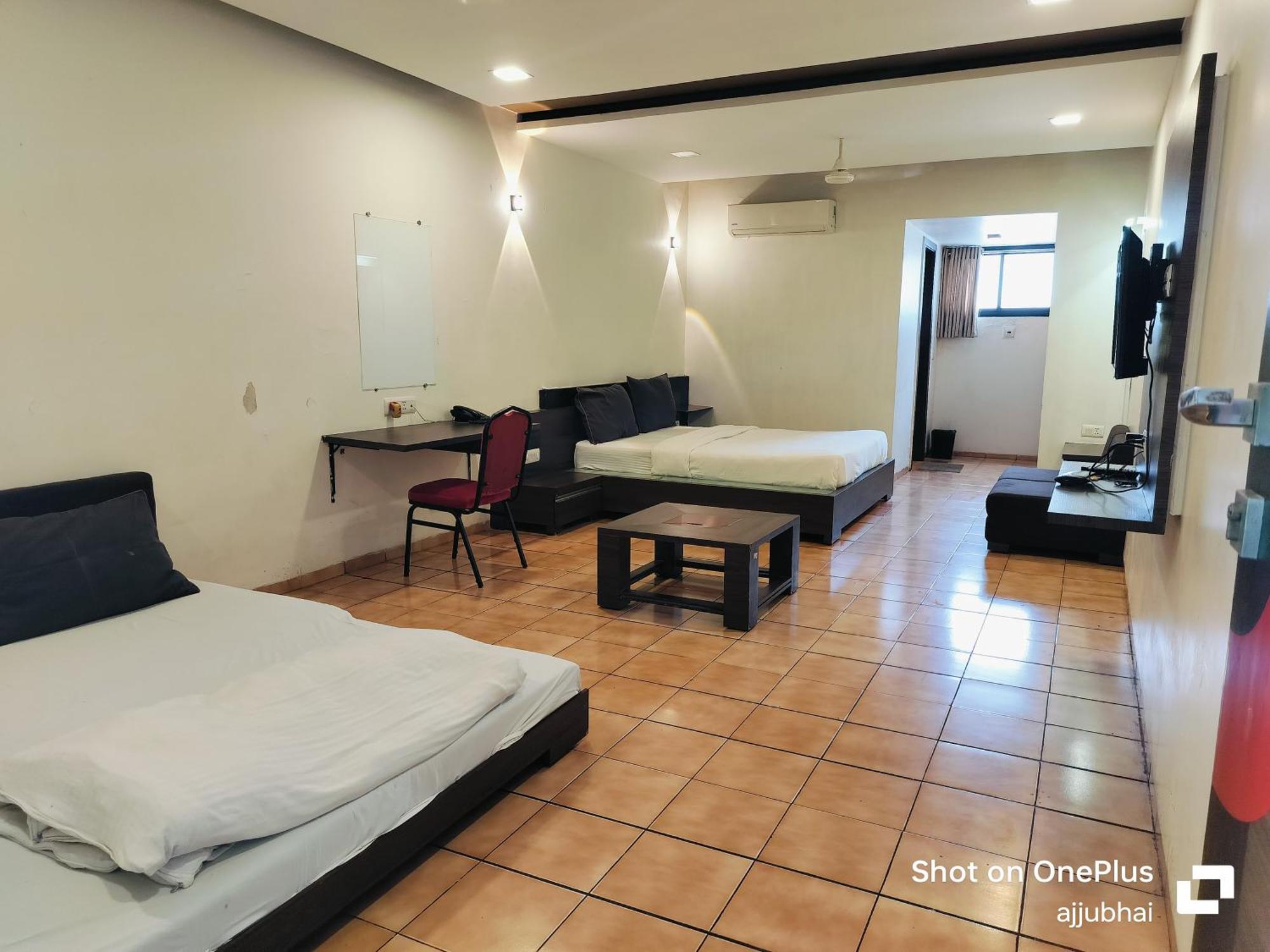 Hotel Sun N Step Club Αχμπανταμπάντ Εξωτερικό φωτογραφία