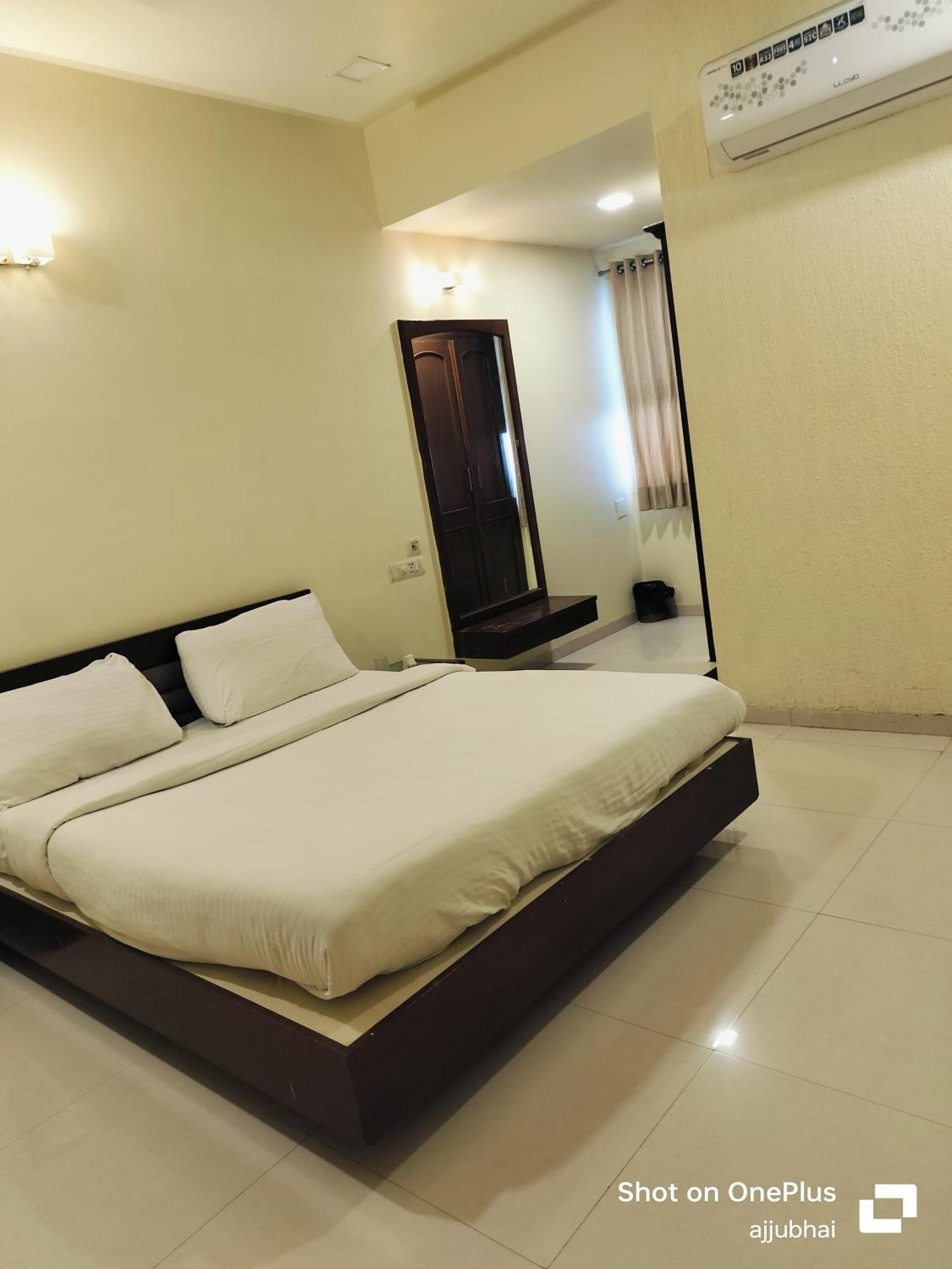 Hotel Sun N Step Club Αχμπανταμπάντ Εξωτερικό φωτογραφία