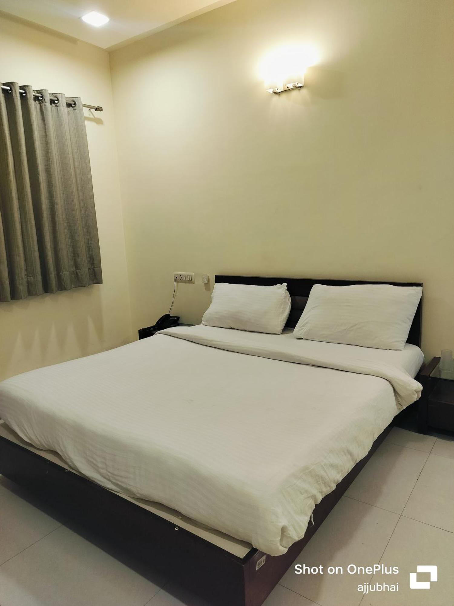 Hotel Sun N Step Club Αχμπανταμπάντ Εξωτερικό φωτογραφία