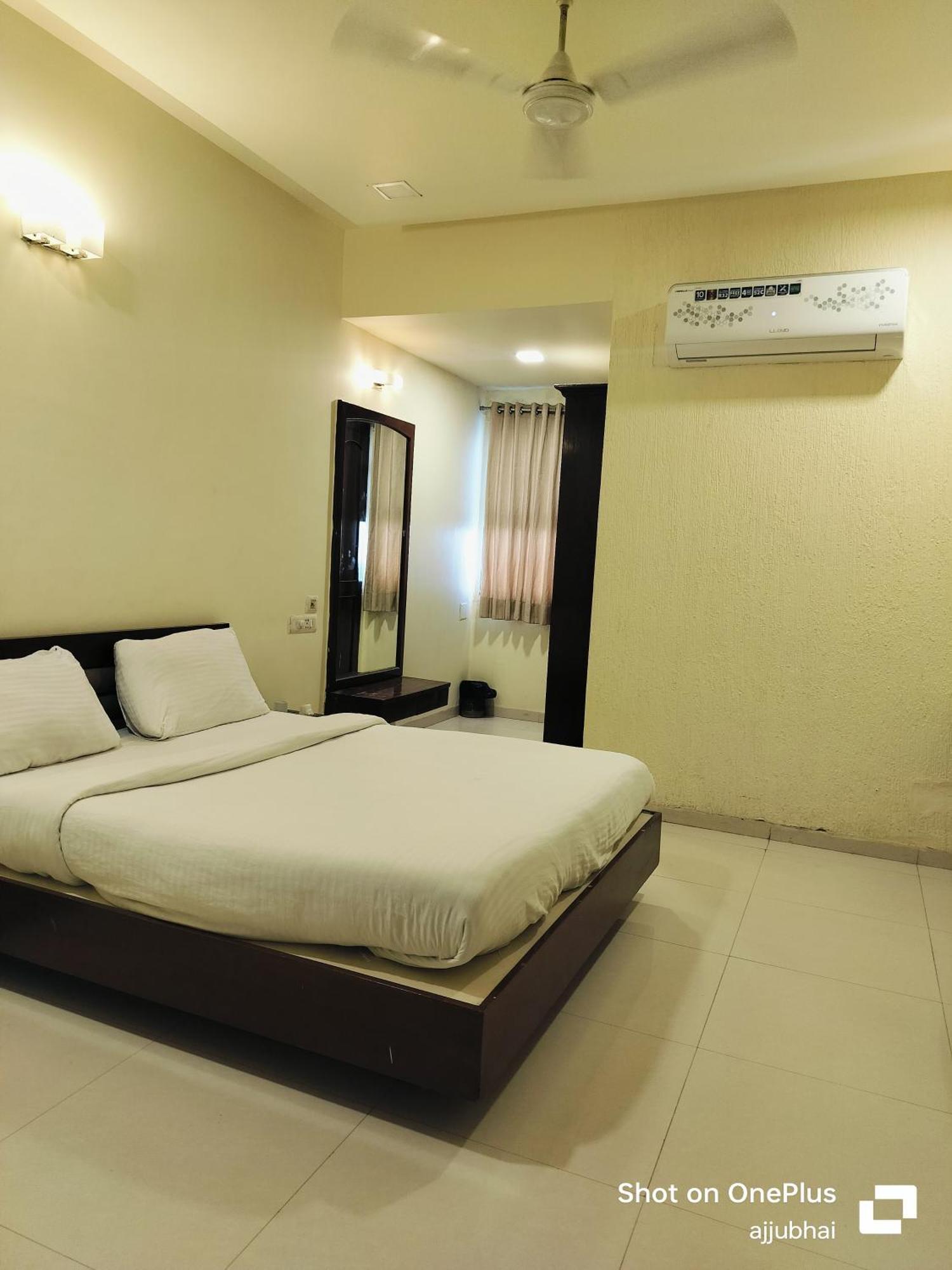 Hotel Sun N Step Club Αχμπανταμπάντ Εξωτερικό φωτογραφία
